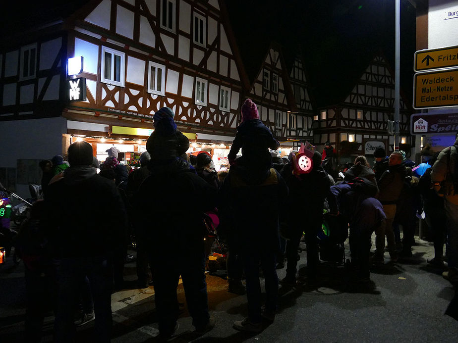 Sankt Martin Laternenumzug durch die Stadt (Foto: Karl-Franz Thiede)